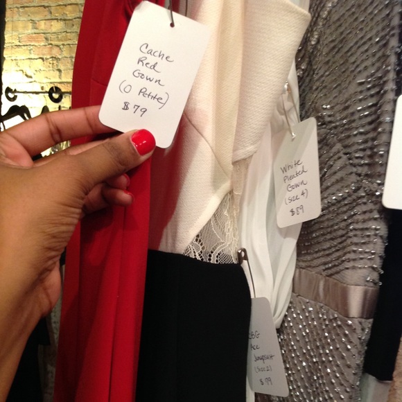 Cache red gown - Picture 3 of 3